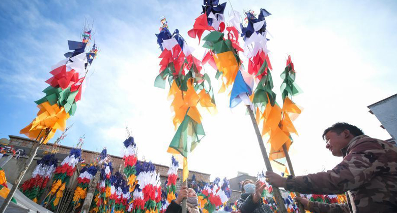 Bunte tibetische Gebetsfahnen zum Tibetischen Neujahr