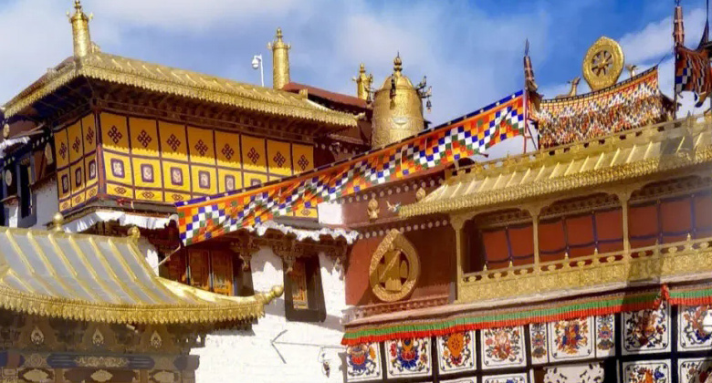 Der Jokhang-Tempel ist für das tibetische Losar schön dekoriert