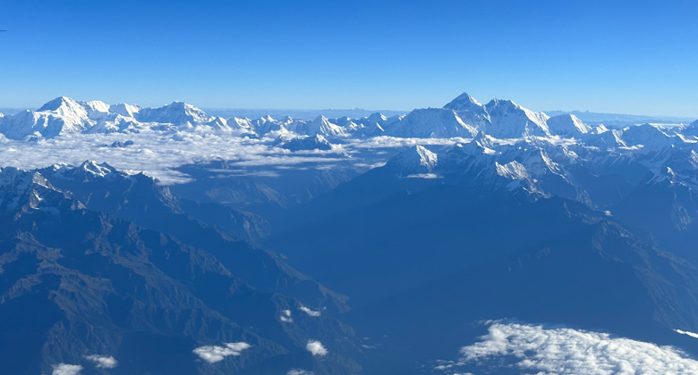Ein Flug von Kathmandu nach Lhasa, um die atemberaubende Aussicht auf das Himalaya-Gebirge von oben zu genießen