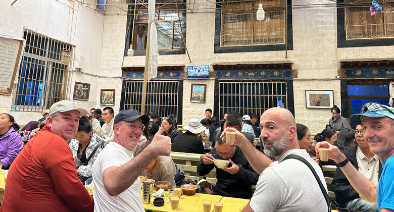 Tibetischer S&uuml;&szlig;tee in einem Teehaus in Lhasa