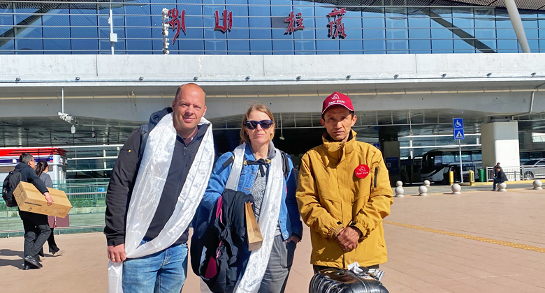 Tibetischer Reiseleiter begr&uuml;&szlig;t G&auml;ste am Flughafen Lhasa Gonggar
