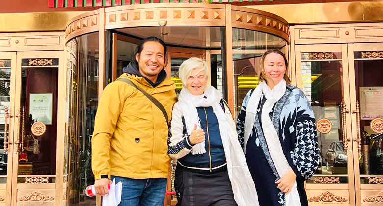 Tibetischer Reiseleiter hilft G&auml;sten beim Check-in im Hotel in Lhasa