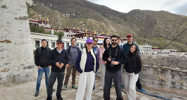 unsere G&auml;ste besuchen das Drepung-Kloster in Lhasa