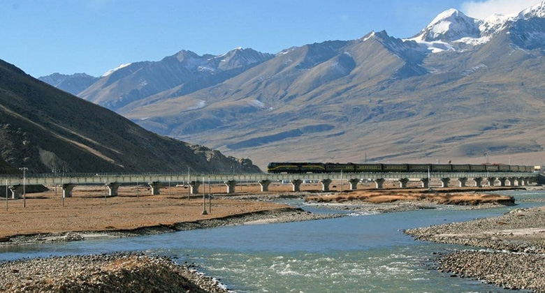 Landschaft entlang der Qinghai-Tibet-Eisenbahn