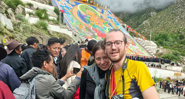 Enth&uuml;llung eines riesigen Buddha-Thangkas w&auml;hrend des Shoton-Festes im Drepung-Kloster