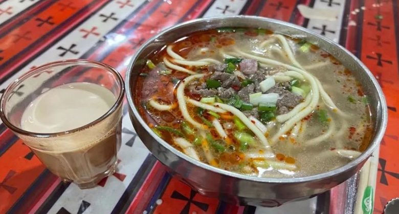 Tibetische Nudeln und s&uuml;&szlig;er Tee in Lhasa