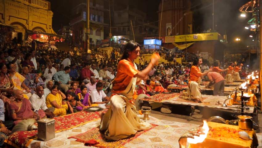 Hindu Ritual Aarti in Varanas