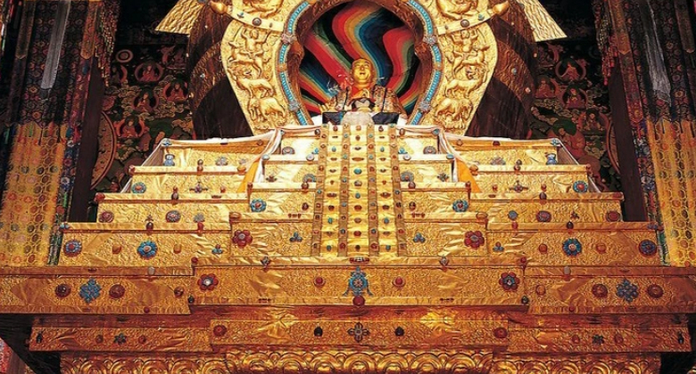 Der prächtige Grabstupa im Roten Saal des Potala-Palastes