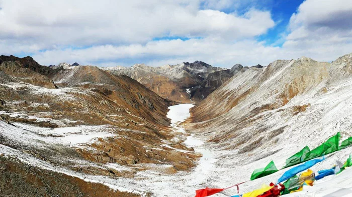 Es wird gesagt, dass die Menschen in Lhamo La-tso vergangenes und gegenwärtiges Leben sehen können