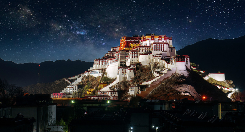 Faszinierende Nachtansicht des Potala-Palastes