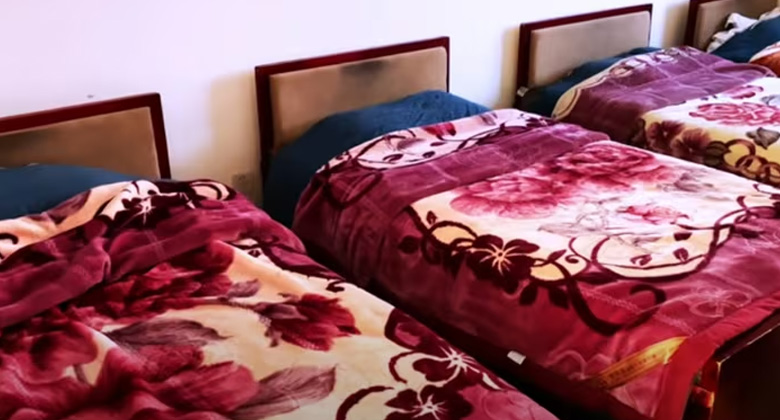 Das einfache, aber saubere Vierbettzimmer im Gästehaus des Dirapuk-Klosters