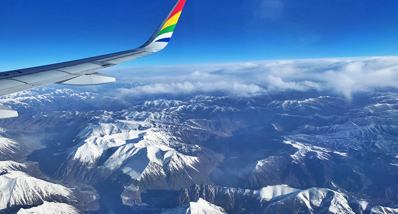 Flugzeug am Flughafen als Anreisem&ouml;glichkeit f&uuml;r eine Mount-Kailash-Reise