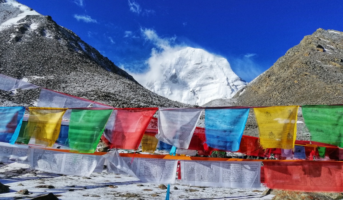 Bunte Gebetsfahnen vor dem Mount Kailash