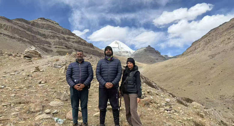 Hindus beten vor dem heiligen Mount Kailash