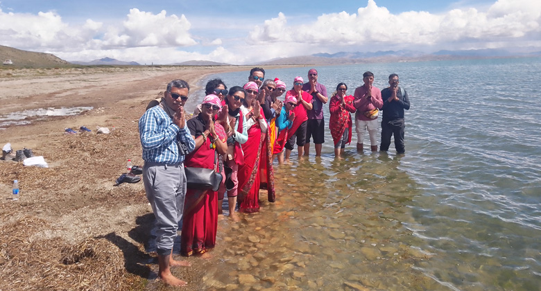Indische Pilger beim rituellen Bad im Mansarovar-See