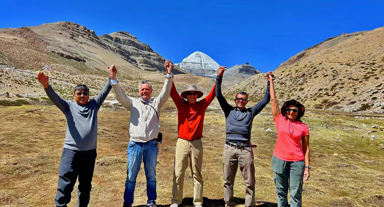 Pilger auf der Inneren Kora am Mount Kailash nahe dem Berg Nandi