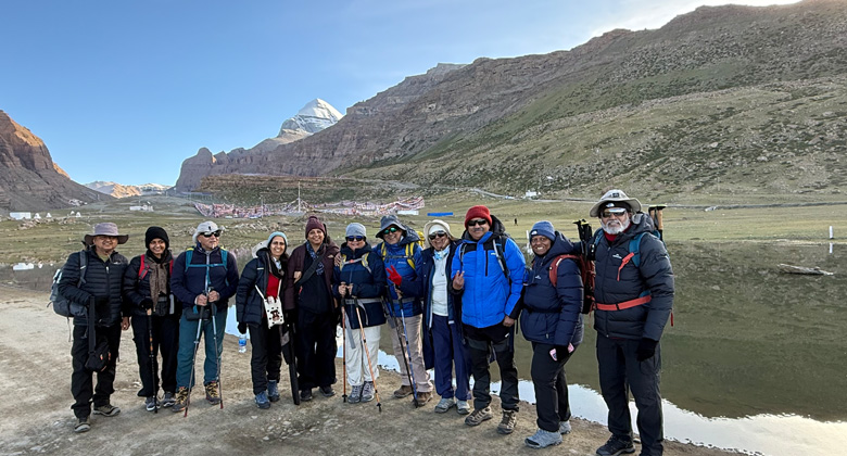 Indische Pilger bei einer Gruppenreise zum Mount Kailash