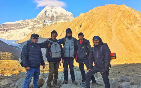Tibetisches Kailash-Team vor der Landschaft des Mount Kailash