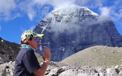 Reisende w&auml;hrend der Kailash-Kora mit Blick auf den Mount Kailash
