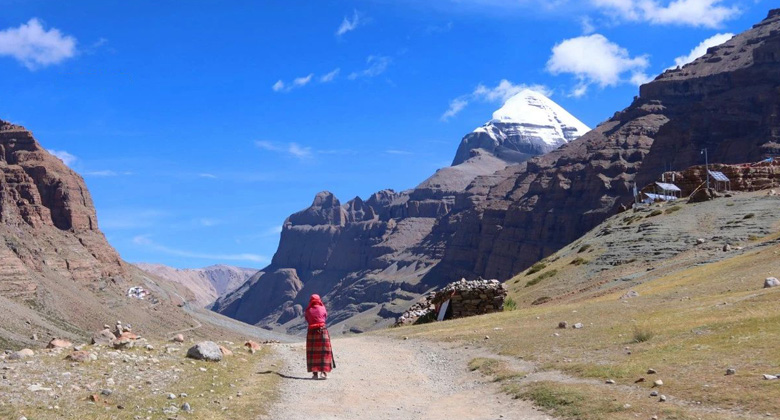 Pilger w&auml;hrend der Kailash Kora am Mount Kailash in Tibet
