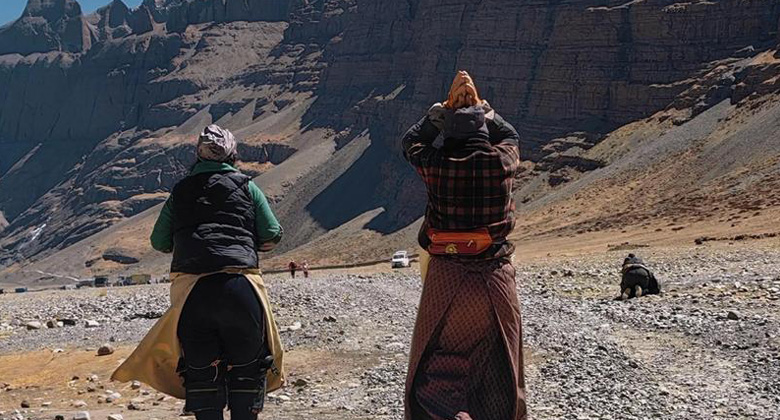Tibetische Pilger bei Niederwerfungen entlang der Mount-Kailash-Kora &ndash; traditionelle Pilgerpraxis
