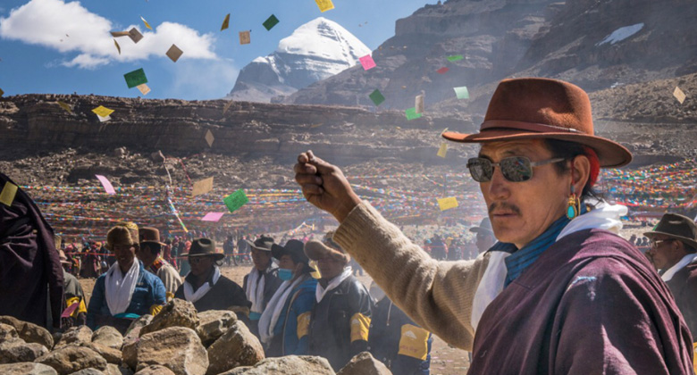 Reisende beim Saga Dawa Festival am heiligen Berg Kailash in Tibet mit Pilgern und Gebetsfahnen