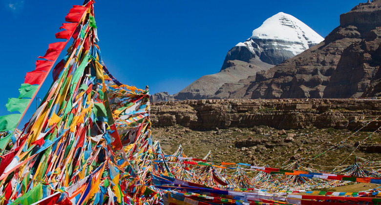 Bunte Gebetsfahnen vor dem heiligen Berg Kailash in Tibet w&auml;hrend des Saga Dawa Festivals