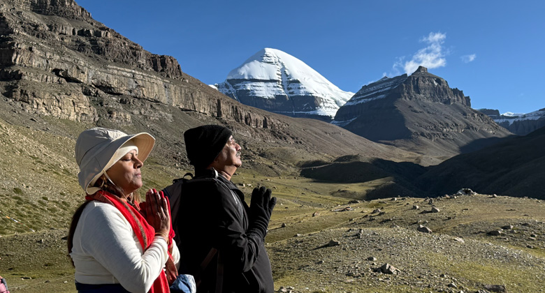 Meditation mit Blick auf die S&uuml;dseite des Mount Kailash in Tibet