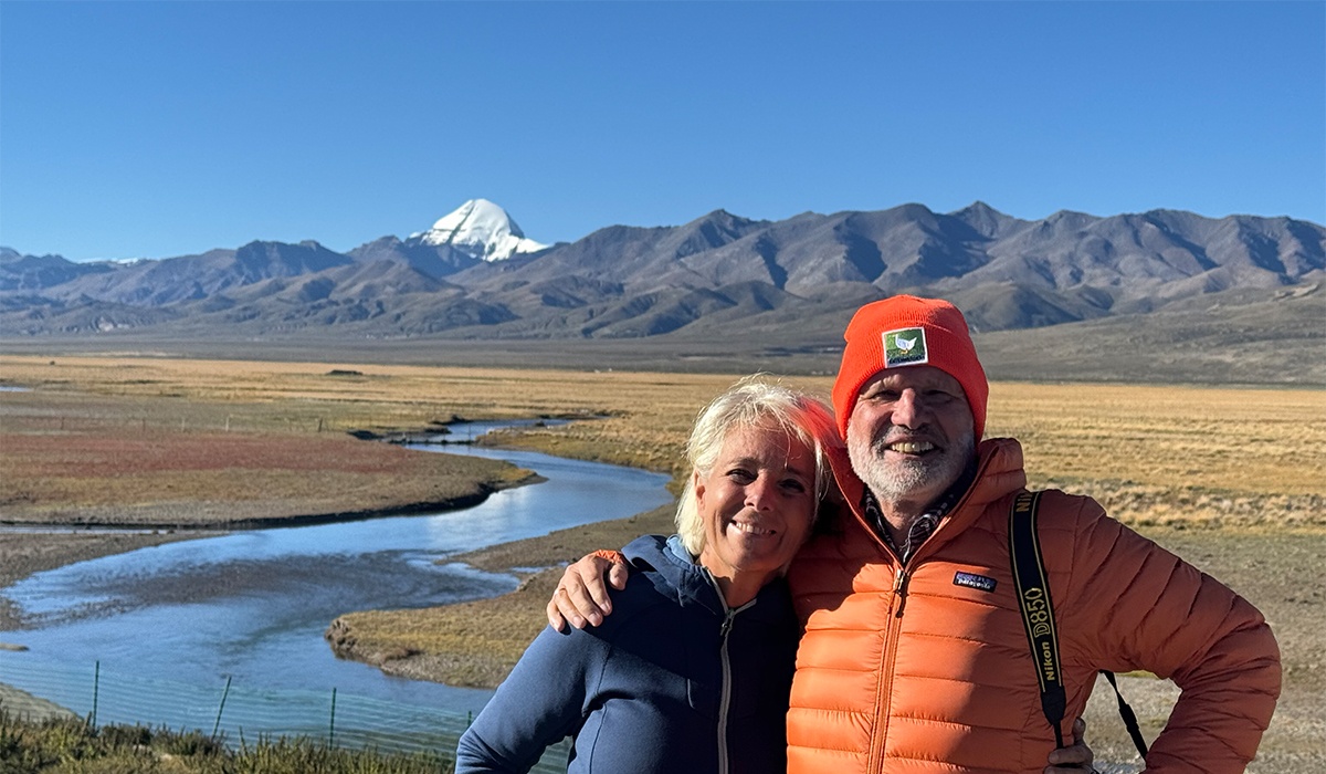 Reisende mit Blick auf den Mount Kailash in Tibet