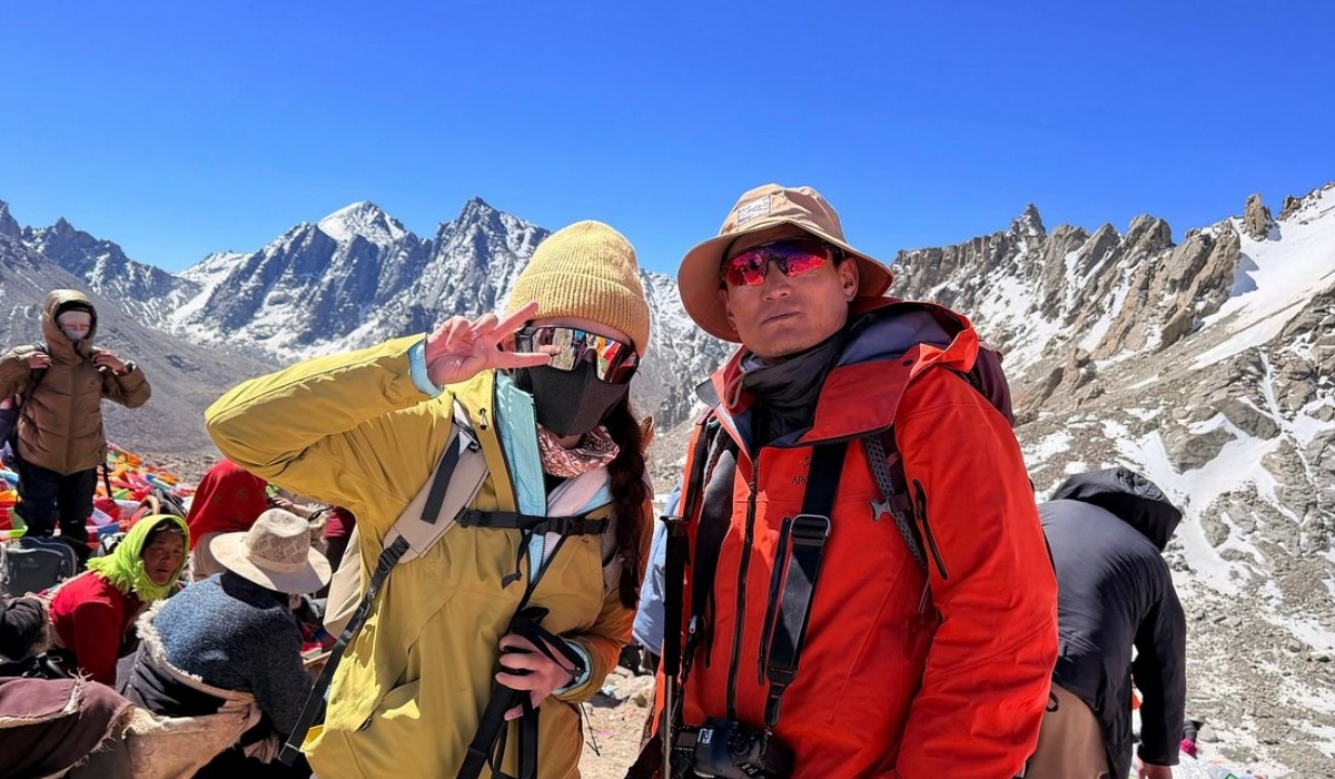 Reisende mit Guide am Dolma-La-Pass