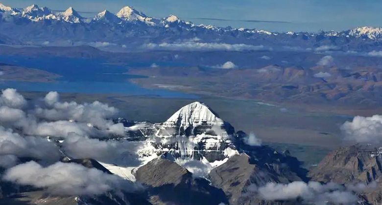 Blick auf den Mount Kailash und die Berglandschaft Westtibets aus dem Flugzeug