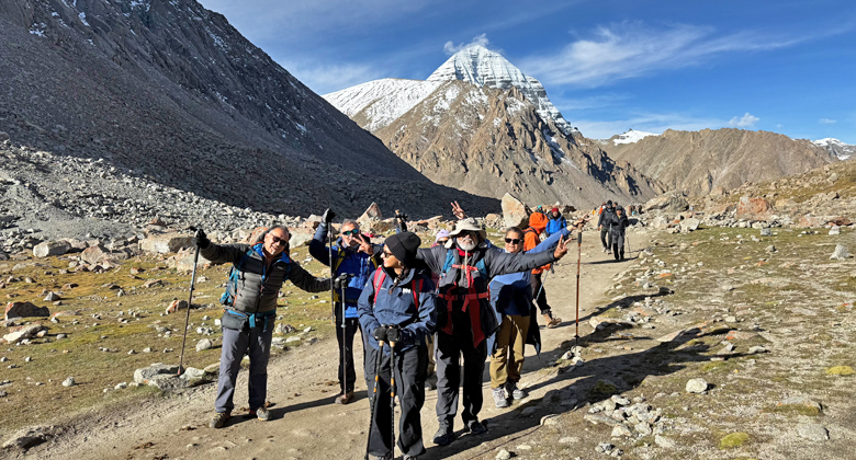 Reisegruppe w&auml;hrend einer gemeinsamen Kailash-Kora am Mount Kailash
