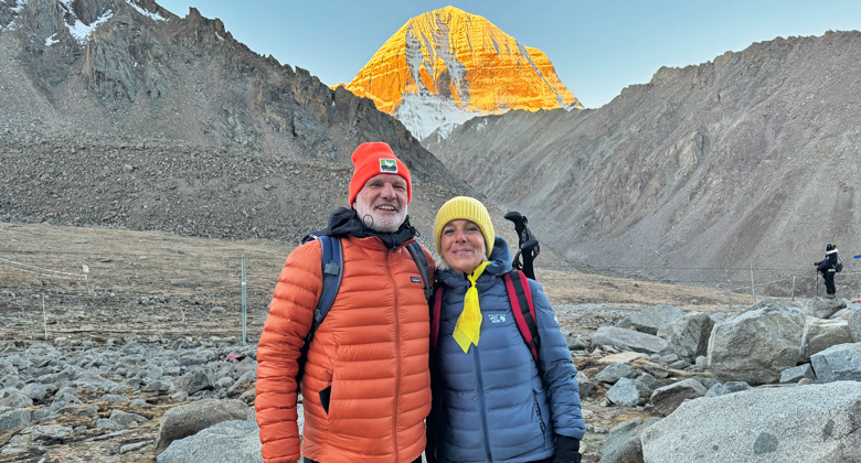 &Auml;lterer Reisegast bei einer Wanderung auf der Mount Kailash Kora in Tibet