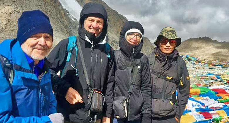 Der 82-j&auml;hrige deutsche Reisegast Gerhard bei der Mount Kailash Kora in Tibet