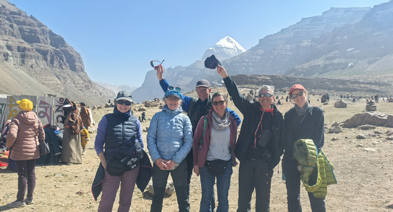 Reisegruppe vor dem heiligen Berg Kailash w&auml;hrend des Saga Dawa Festivals in Tibet