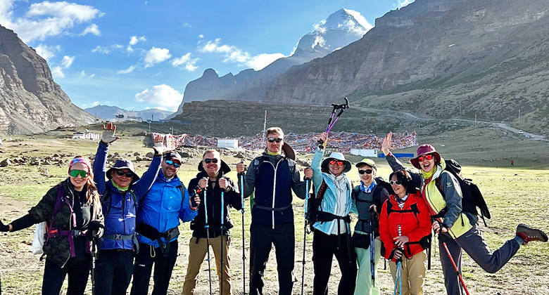 Tibetische Pilger bei der Umrundung des Mount Kailash w&auml;hrend des Saga-Dawa-Festes