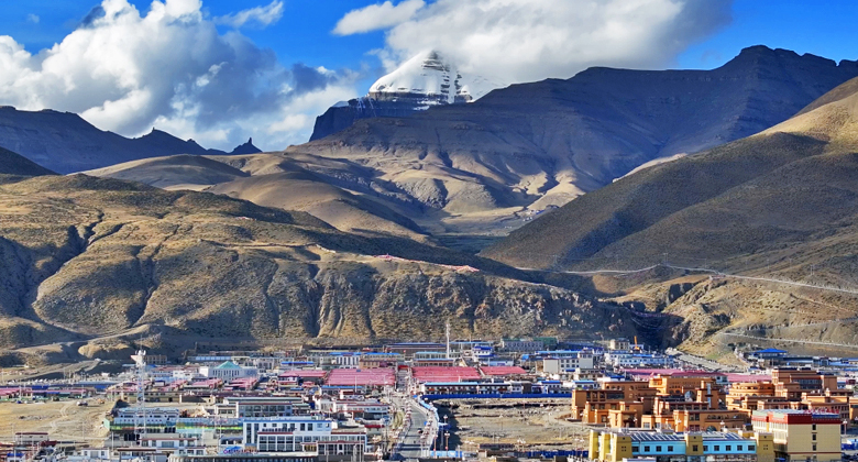 Panoramablick auf den Mount Kailash von Darchen in Westtibet