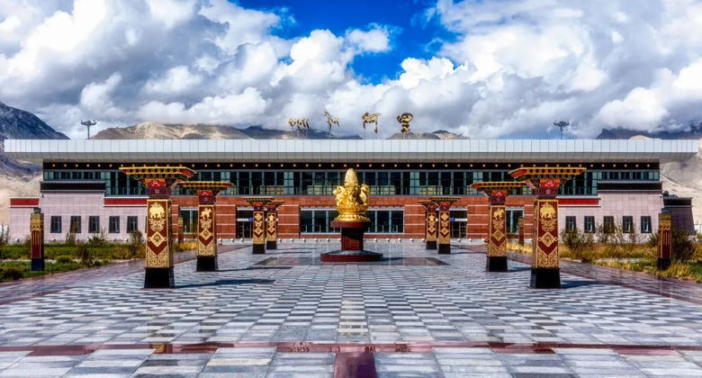 Der Flughafen Ngari Gunsa mit Flugverbindungen ab Lhasa und Kashgar