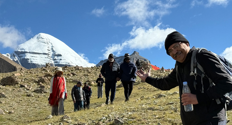 Reisende beim Trekking w&auml;hrend der Mount-Kailash-Umrundung in Tibet