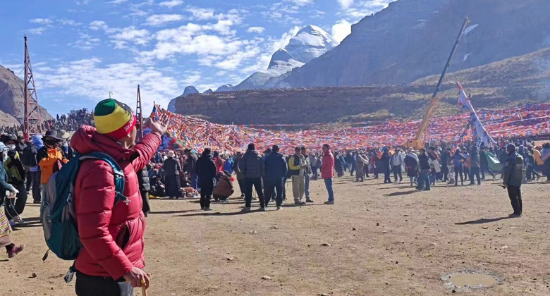 Tibetischer Reiseleiter und Pilger w&auml;hrend des Saga Dawa Festivals am heiligen Berg Kailash in Tibet