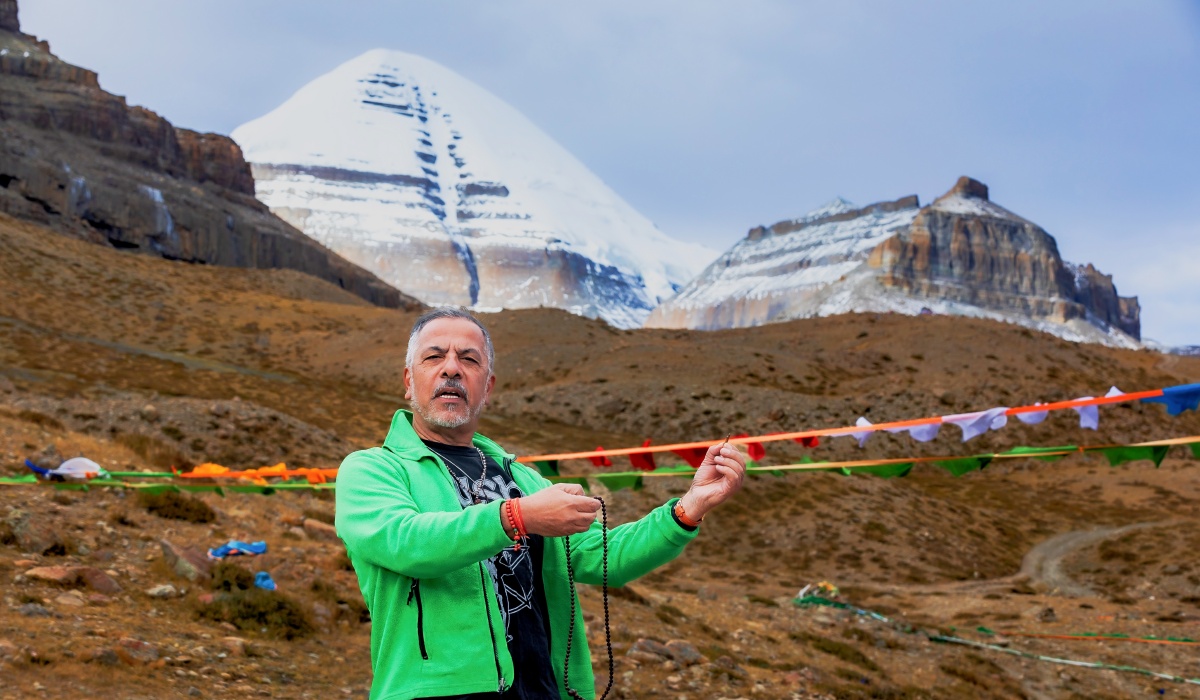 Pilger vor dem Mount Kailash mit Gebetskette