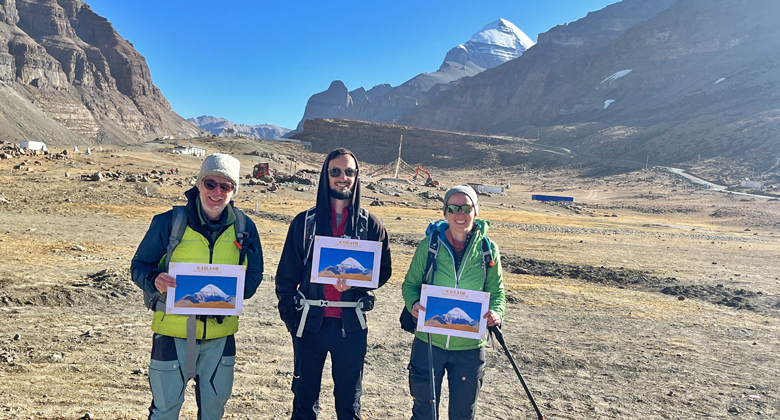 Reisegruppe unterschiedlichen Alters bei der Mount Kailash Kora in Tibet