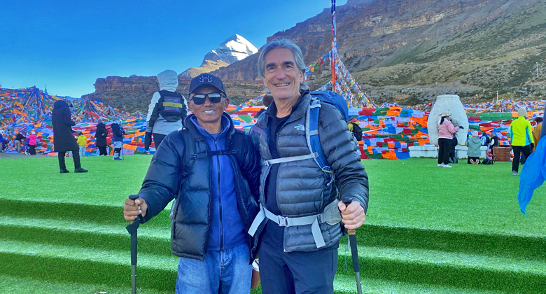 Reisende mit tibetischem Reiseleiter auf einer privaten Mount-Kailash-Reise