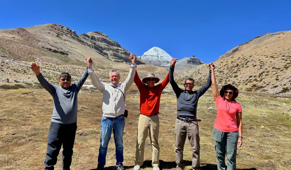 Reisegruppe vor dem Mount Kailash in Tibet