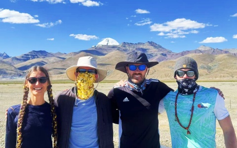 Reisende vor dem heiligen Mount Kailash in Westtibet