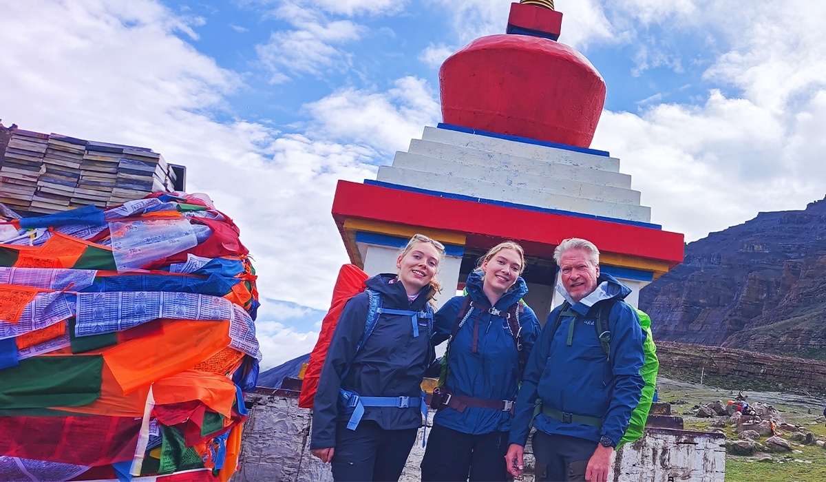 Reisende an einem Stupa w&auml;hrend der Kailash-Kora