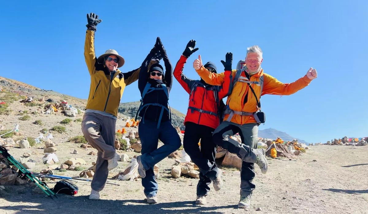 Reisende w&auml;hrend der Kailash-Kora in Tibet