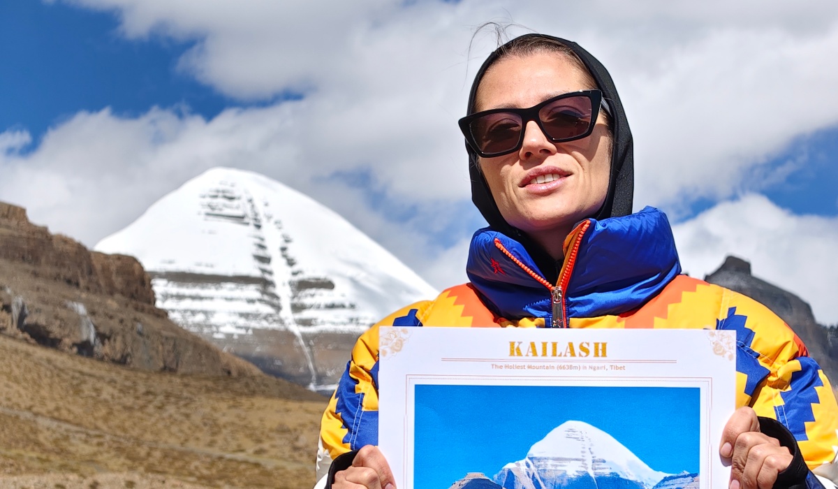 Reisende mit Kailash-Zertifikat vor dem Mount Kailash