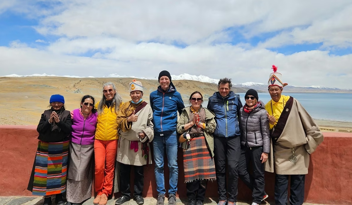 Reisende mit Tibetern in der Region Mount Kailash