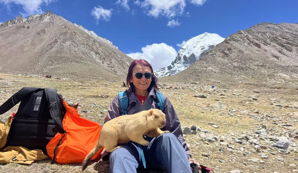 Reisende mit einem Tier vor dem Mount Kailash